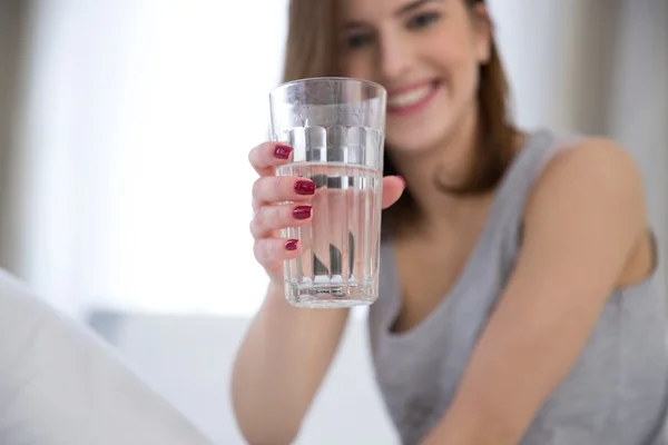 Mooie jonge vrouw geïsoleerd — Stockfoto