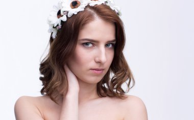 Güzel genç kadın yalnız.