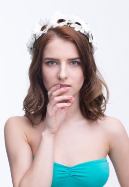 Güzel genç kadın yalnız.