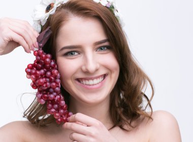 Güzel genç kadın yalnız.