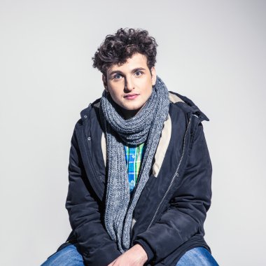 Kendinden emin genç adam.