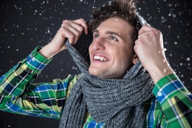 Kendinden emin genç adam.