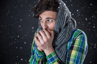 Kendinden emin genç adam.