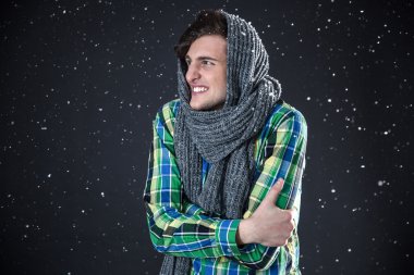 Kendinden emin genç adam.