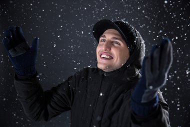 Kendinden emin genç adam.