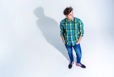 Kendinden emin genç adam.