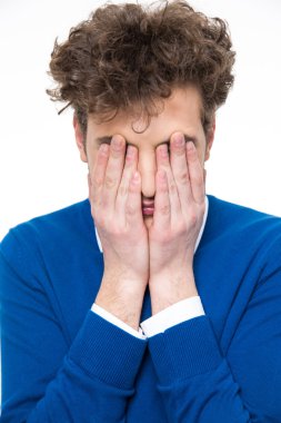 Yakışıklı genç adam.