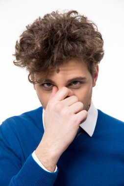 Yakışıklı genç adam.