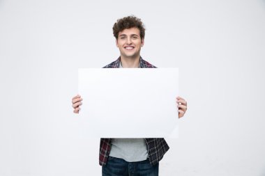 Yakışıklı genç adam.