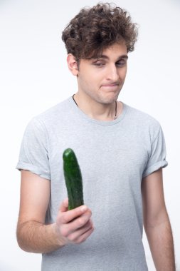 Yakışıklı genç adam.