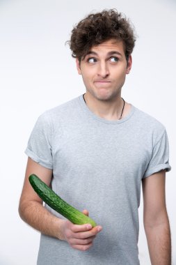 Yakışıklı genç adam.