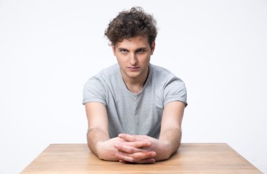 Yakışıklı genç adam.