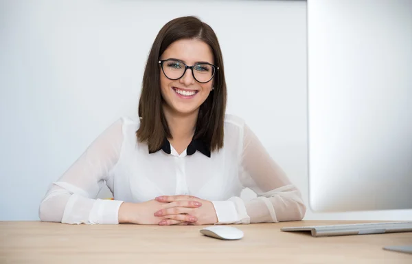 Junge schöne Geschäftsfrau — Stockfoto