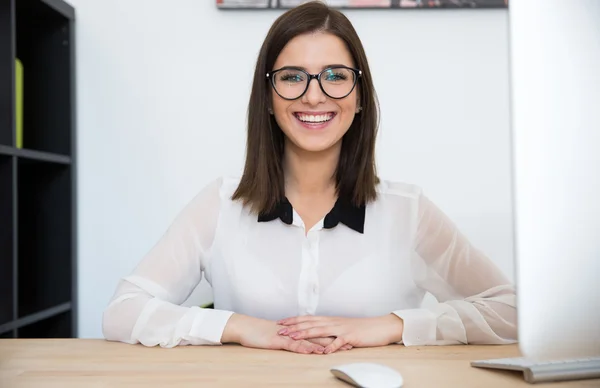 Jonge mooie zakenvrouw — Stockfoto