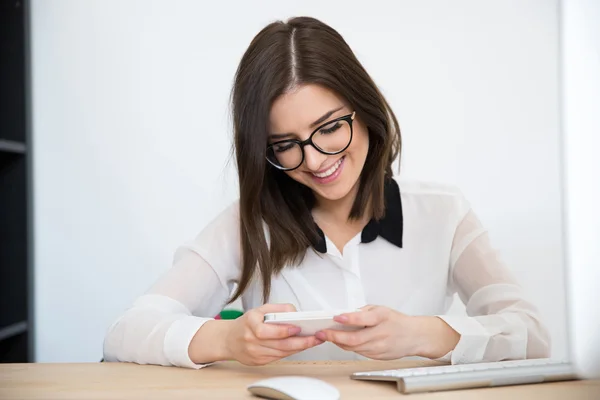 Junge schöne Geschäftsfrau — Stockfoto