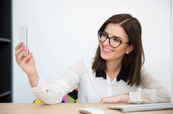 Junge schöne Geschäftsfrau — Stockfoto