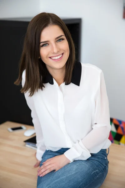 Young beautiful businesswoman — Stock Photo, Image