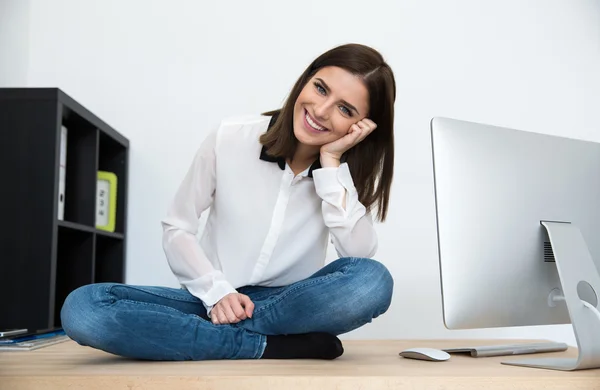 Joven hermosa mujer de negocios — Foto de Stock