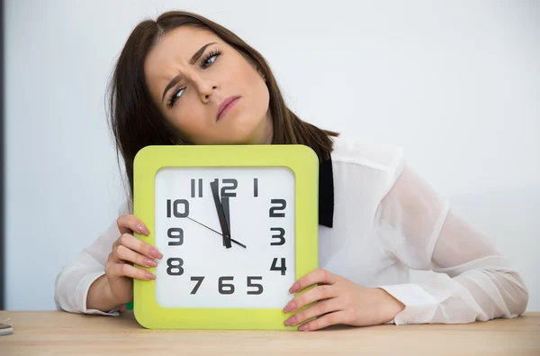 Junge schöne Geschäftsfrau — Stockfoto