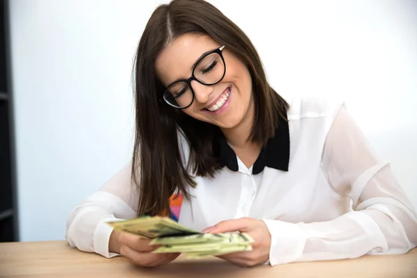 Junge schöne Geschäftsfrau — Stockfoto