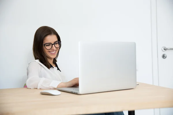 Junge schöne Geschäftsfrau — Stockfoto