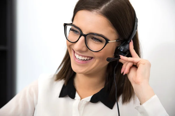 Junge schöne Geschäftsfrau — Stockfoto