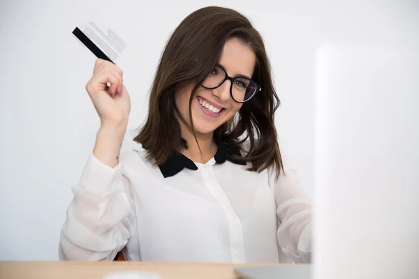 Junge schöne Geschäftsfrau — Stockfoto