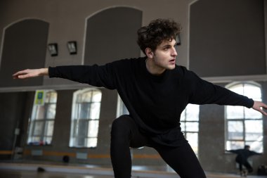 Yakışıklı genç adam.