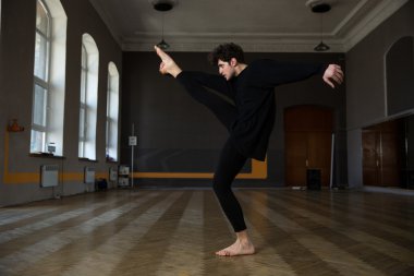 Yakışıklı genç adam.