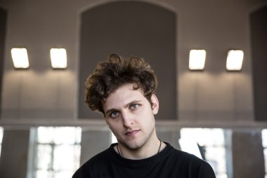 Yakışıklı genç adam.