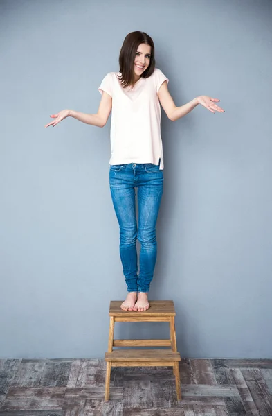 Mooie jonge vrouw — Stockfoto