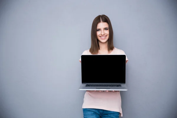 Schöne junge Frau — Stockfoto