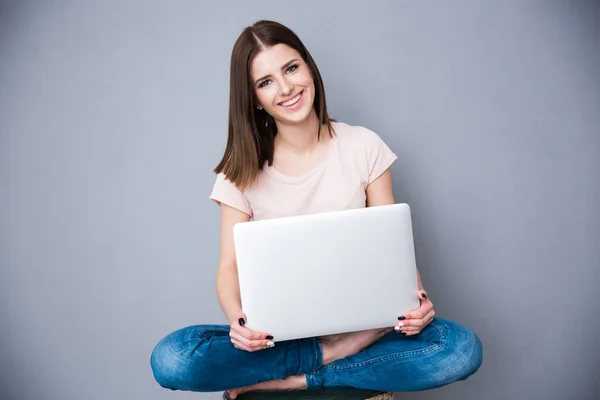 Hermosa joven mujer — Foto de Stock