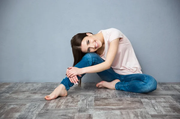Женщина сидит на полу — стоковое фото
