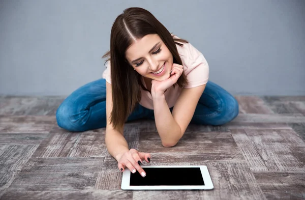 Mujer sentada en el suelo y usando tableta — Foto de Stock