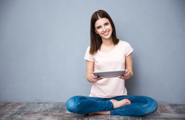 Mulher sentada no chão com tablet — Fotografia de Stock