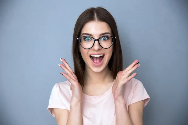 Mujer joven sorprendida en gafas Fotos de stock