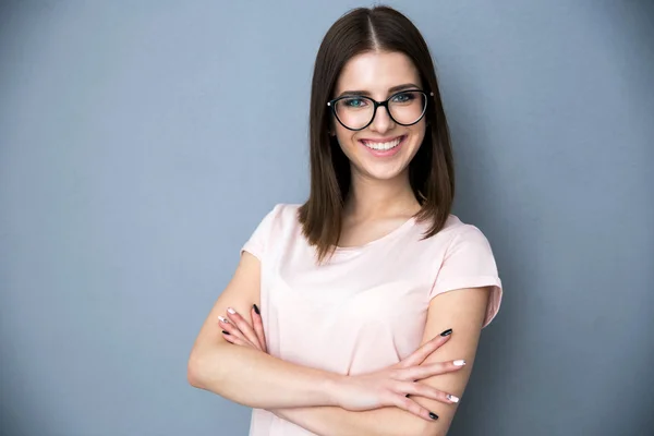 Lächelnde junge Frau mit verschränkten Armen — Stockfoto