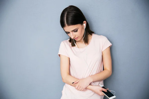 Mujer escuchando música en auriculares — Foto de Stock