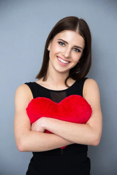 Retrato de una mujer feliz con corazón rojo —  Fotos de Stock
