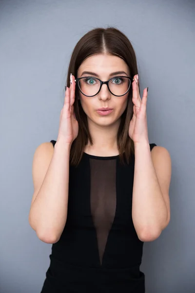 Belle femme en lunettes regardant la caméra — Photo