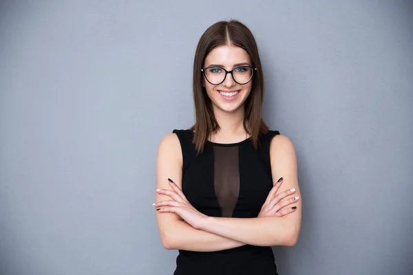 Retrato de una joven feliz con los brazos cruzados —  Fotos de Stock