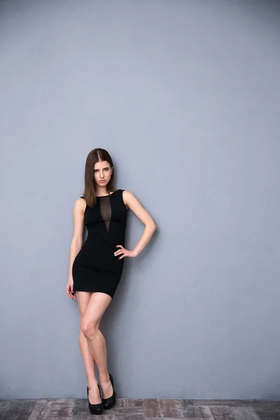 Jovem mulher atraente em vestido preto sexy — Fotografia de Stock