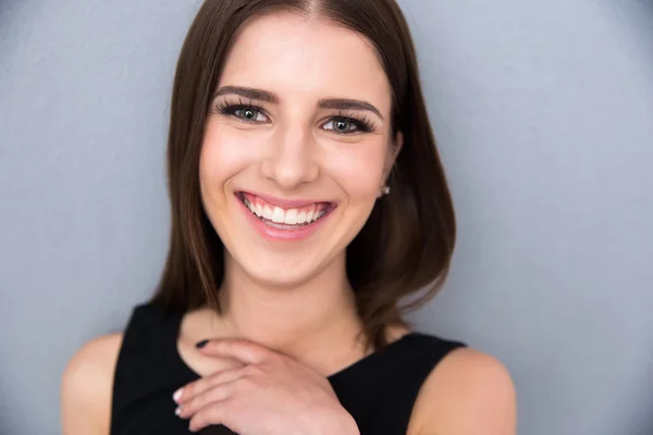 Närbild porträtt av en glad ung kvinna — Stockfoto