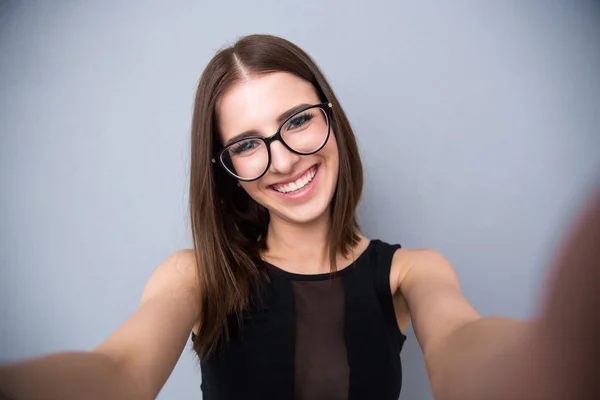 Portrét smějící se roztomilé ženy v brýlích — Stock fotografie