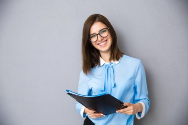 Mutlu işkadını klasör gri arka plan üzerinde bulunan
