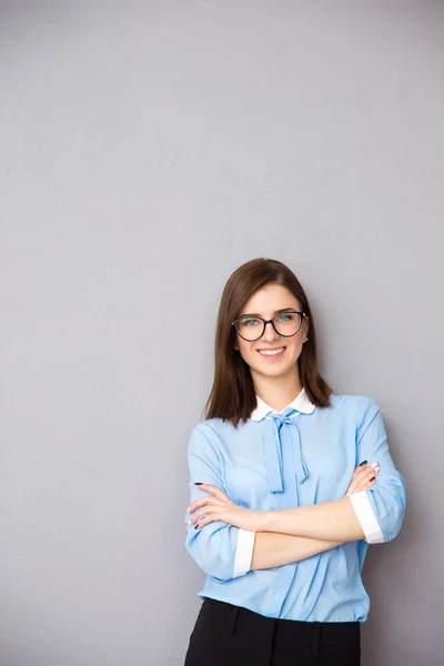 Portrait of a smiling  businesswoman with arms folded — Stock Photo, Image