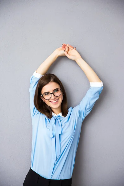 Porträt einer glücklichen Frau mit Brille — Stockfoto