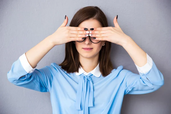 Zakenvrouw bedekt haar ogen — Stockfoto