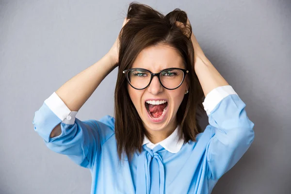 Boos zakenvrouw schreeuwen over grijze achtergrond — Stockfoto